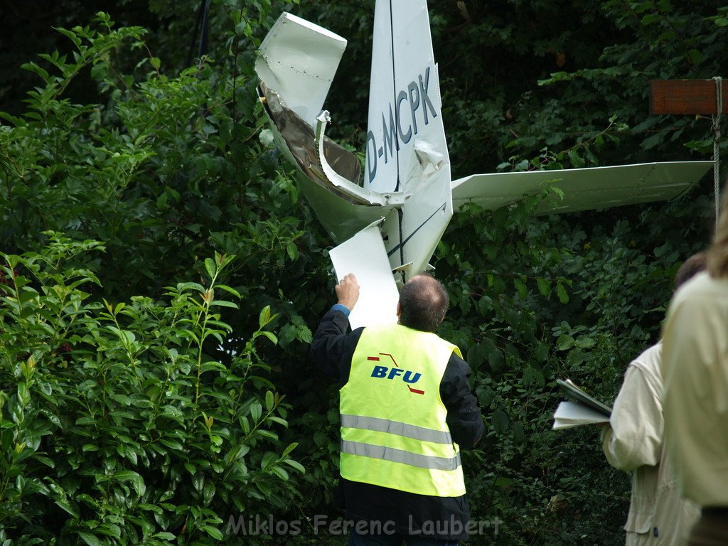 BF Koeln Kleinflugzeug in Koeln Flittard abgestuerzt  P113.JPG